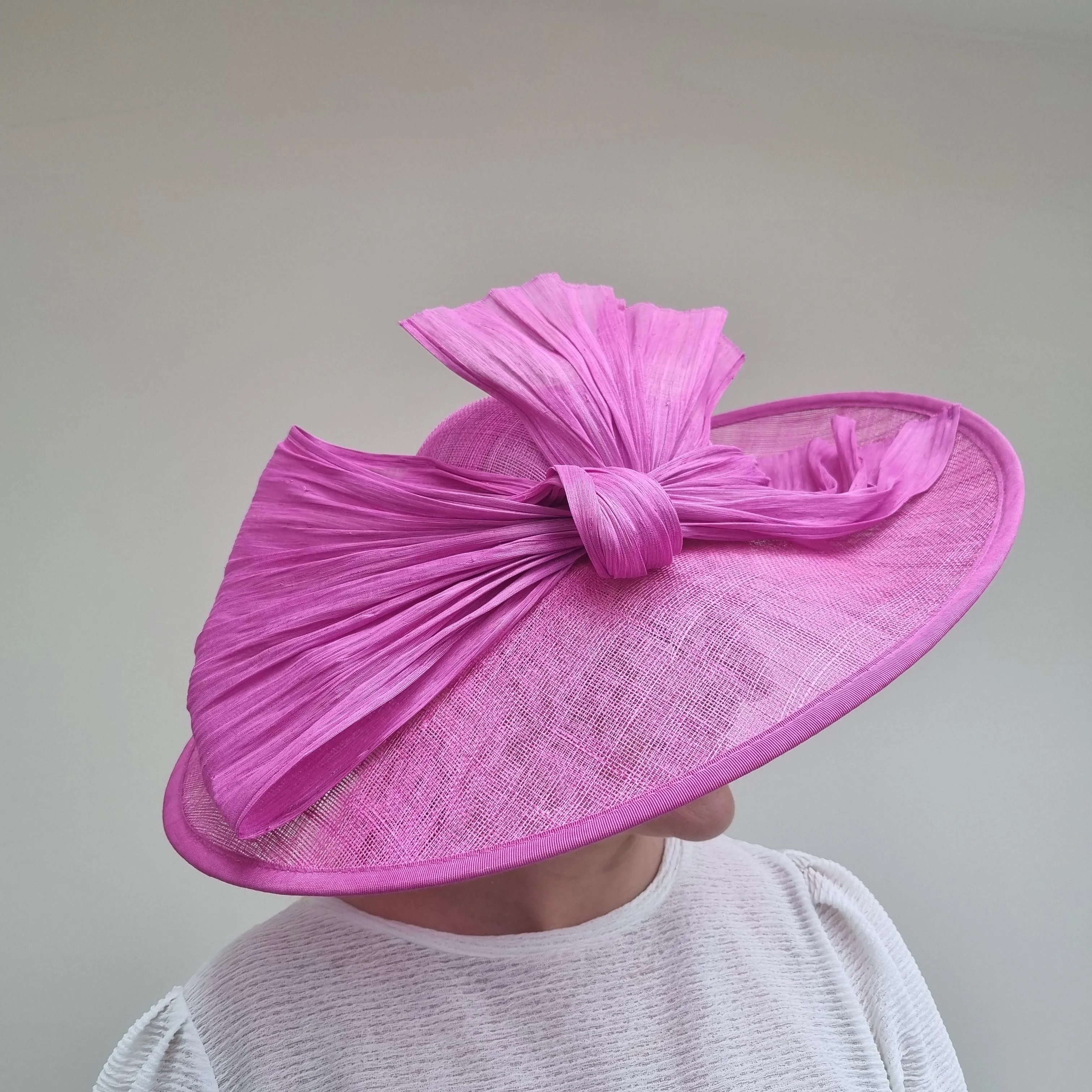 J Bees JB23/280 Large Disc Wedding Hatinator in Pinks