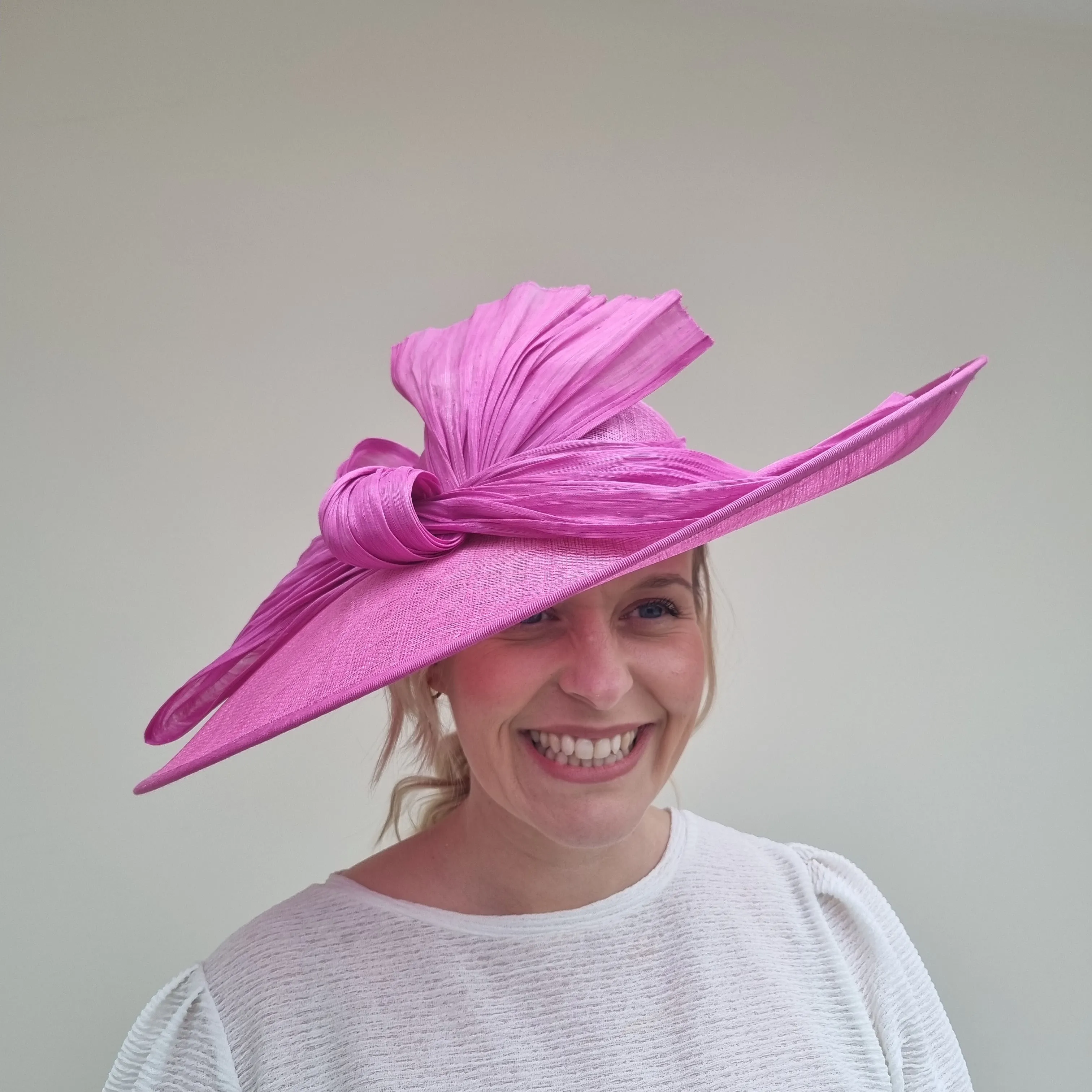 J Bees JB23/280 Large Disc Wedding Hatinator in Pinks